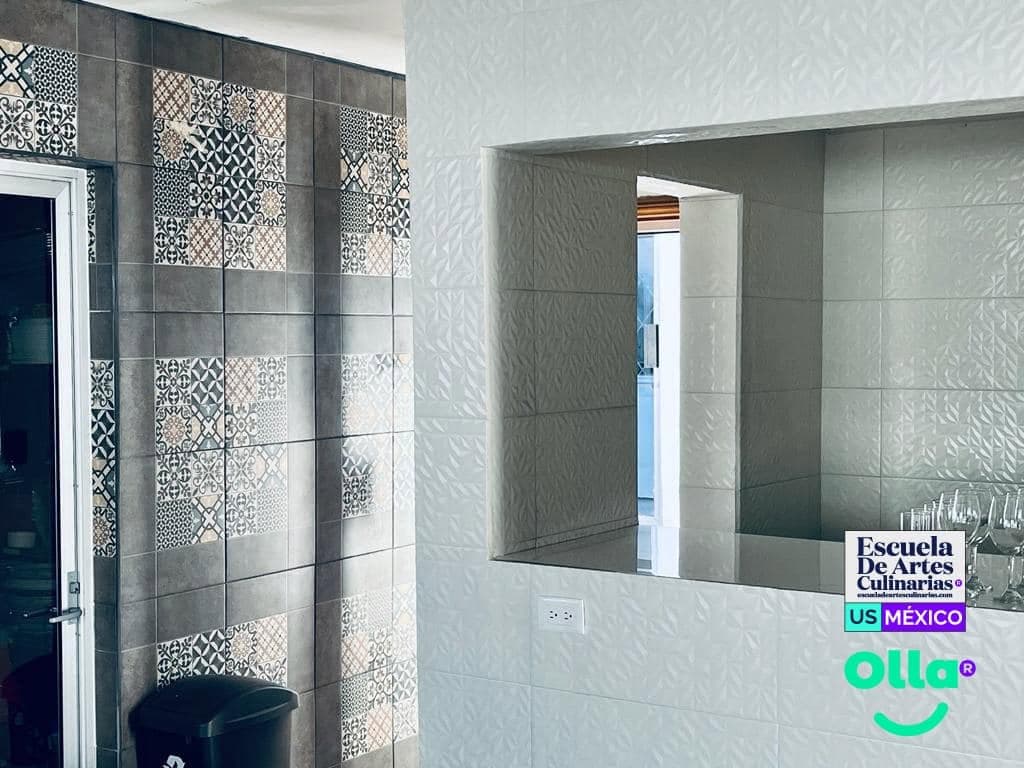 Detalle de un espacio interior con barra y muro decorativo