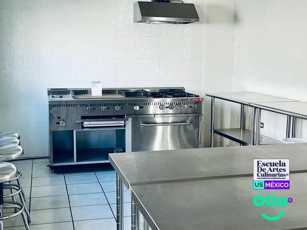 Estación de cocina con equipo de acero inoxidable y mesas de trabajo